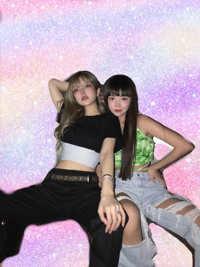 周扬青|周扬青再晒与安崎合照，网红爱豆同框比美，颜值气场不相上下