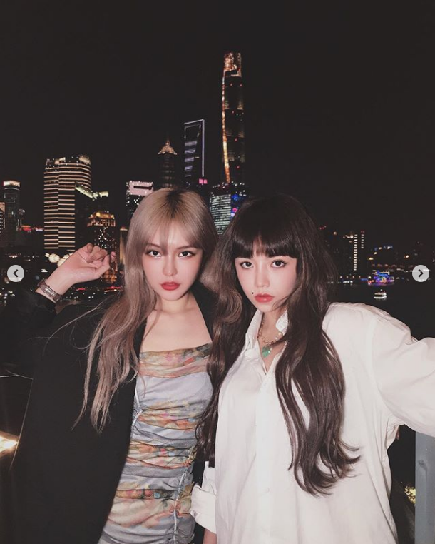 周扬青|周扬青再晒与安崎合照，网红爱豆同框比美，颜值气场不相上下