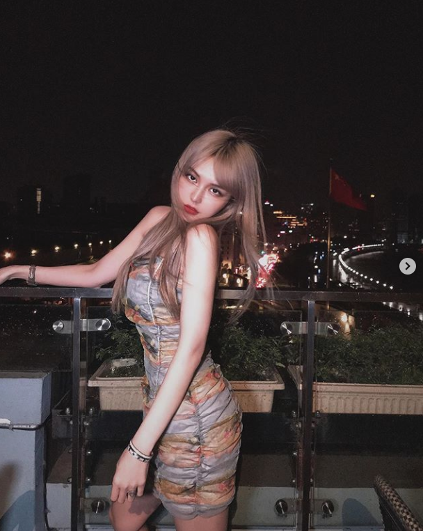 周扬青|周扬青再晒与安崎合照，网红爱豆同框比美，颜值气场不相上下