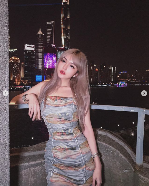 周扬青|周扬青再晒与安崎合照，网红爱豆同框比美，颜值气场不相上下