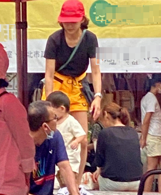 陈意涵|陈意涵与导演丈夫带娃野餐，儿子正面曝光，没能遗传妈妈美貌