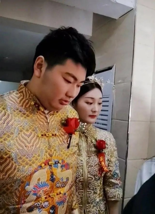 朱之文|大衣哥朱之文儿子领儿媳回家，女方笑得很灿烂，男方却被嘲有点呆