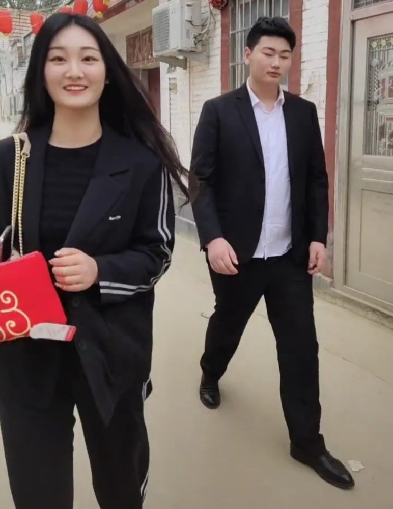 朱之文|大衣哥朱之文儿子领儿媳回家，女方笑得很灿烂，男方却被嘲有点呆