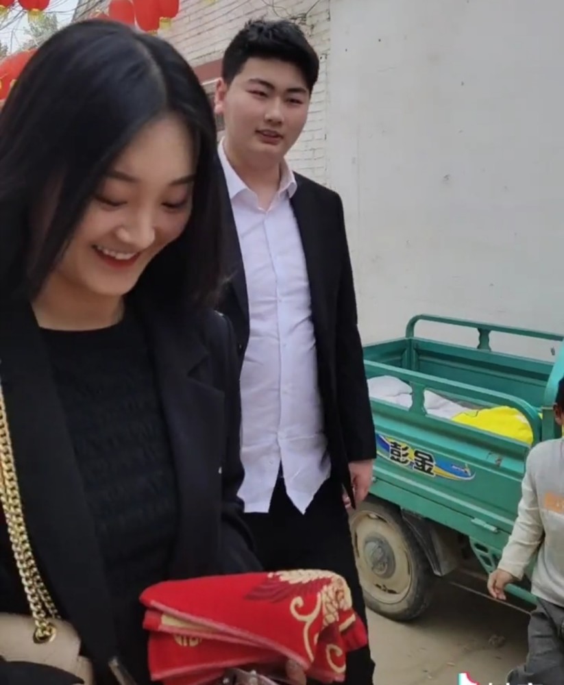 朱之文|大衣哥朱之文儿子领儿媳回家，女方笑得很灿烂，男方却被嘲有点呆