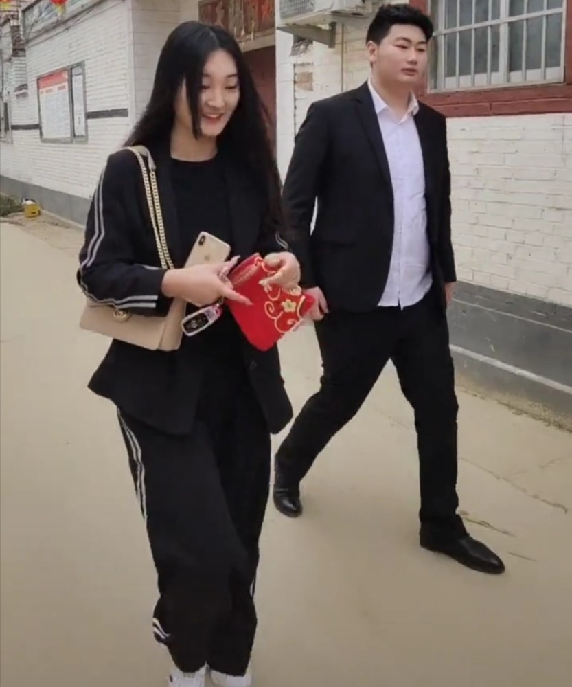朱之文|大衣哥朱之文儿子领儿媳回家，女方笑得很灿烂，男方却被嘲有点呆