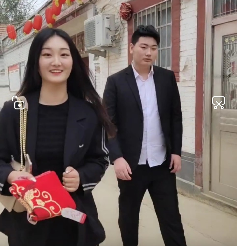 朱之文|大衣哥朱之文儿子领儿媳回家，女方笑得很灿烂，男方却被嘲有点呆