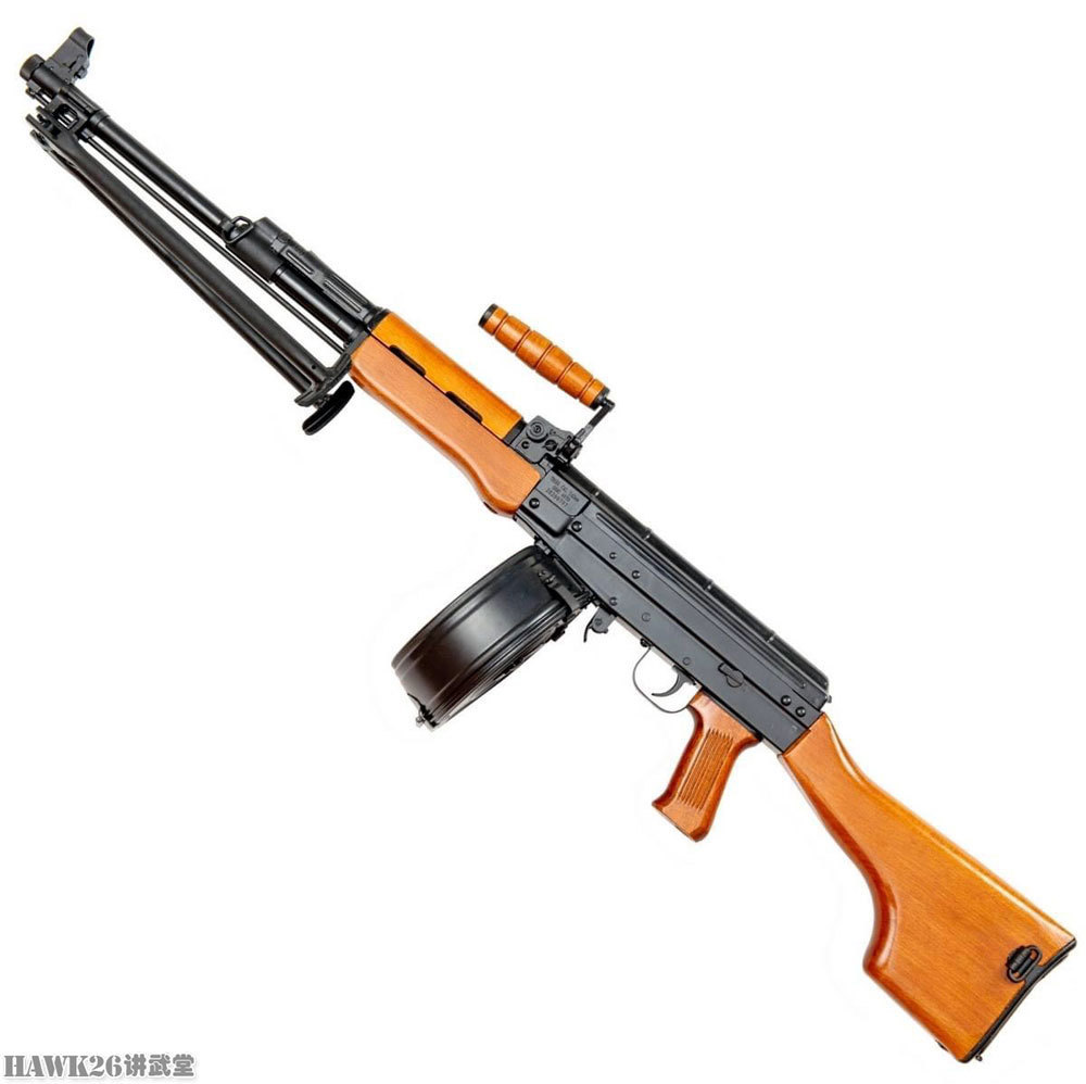 ar-15系列步枪属于限制枪械,而这样的军用枪械改进而来的轻机枪却属于