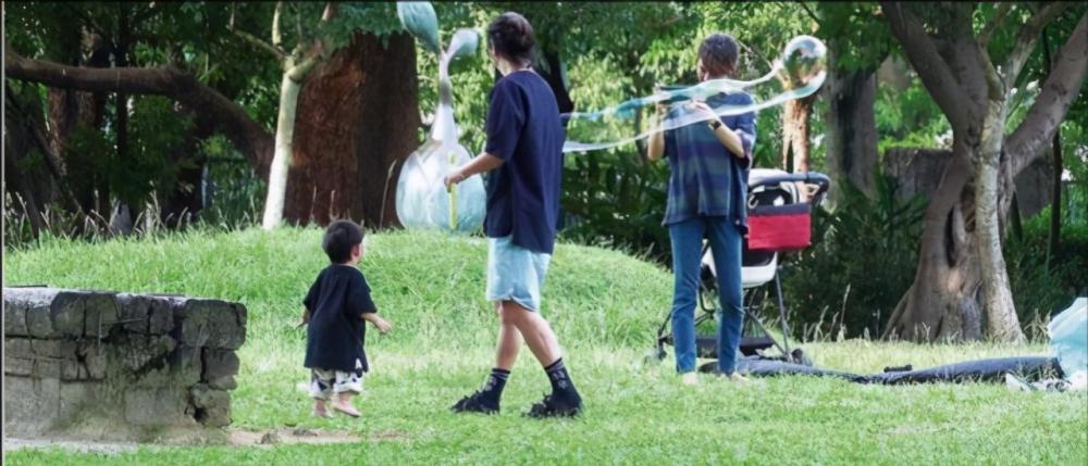 陈意涵|陈意涵儿子正面曝光，网友感叹：浪费了妈妈的好基因