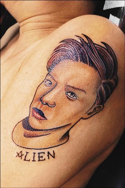 黄鸿升|黄鸿升全家刺青悼念小鬼，萧敬腾将现身“地球上最浪漫的”追思会