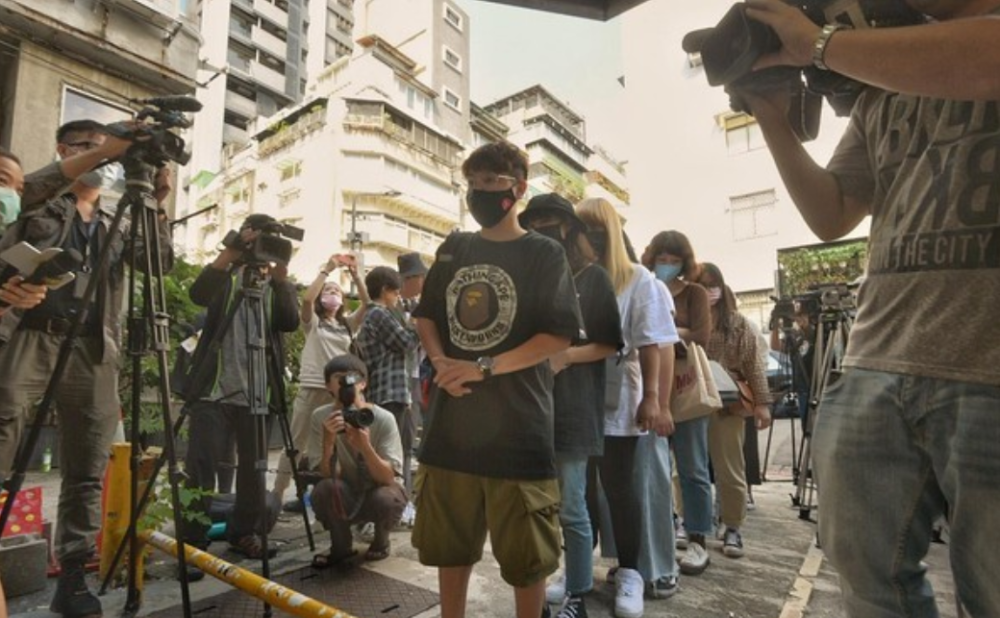 黄鸿升|黄鸿升全家刺青悼念小鬼，萧敬腾将现身“地球上最浪漫的”追思会