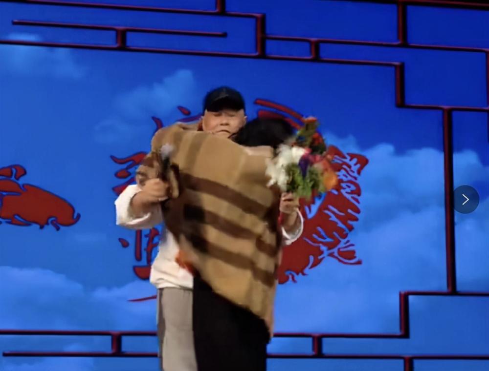 赵本山|赵本山被“女粉丝”拥抱强吻，徒弟粗暴扯头发，结局反转很意外