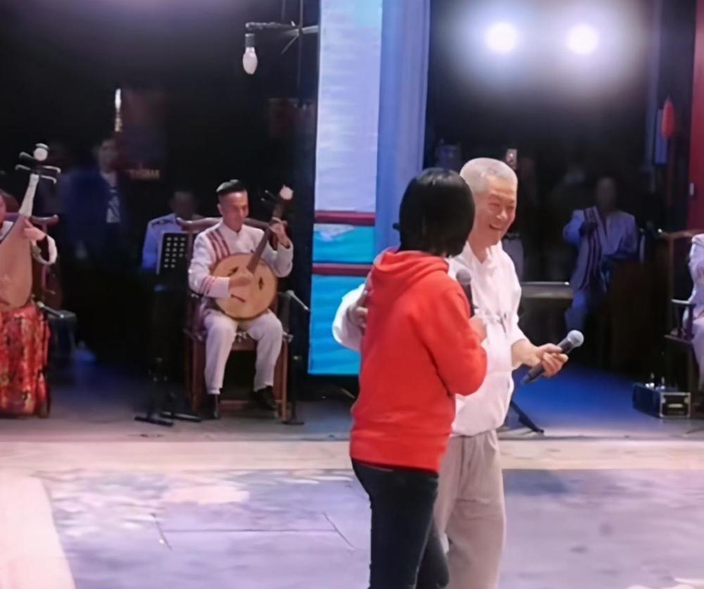 赵本山|赵本山被“女粉丝”拥抱强吻，徒弟粗暴扯头发，结局反转很意外