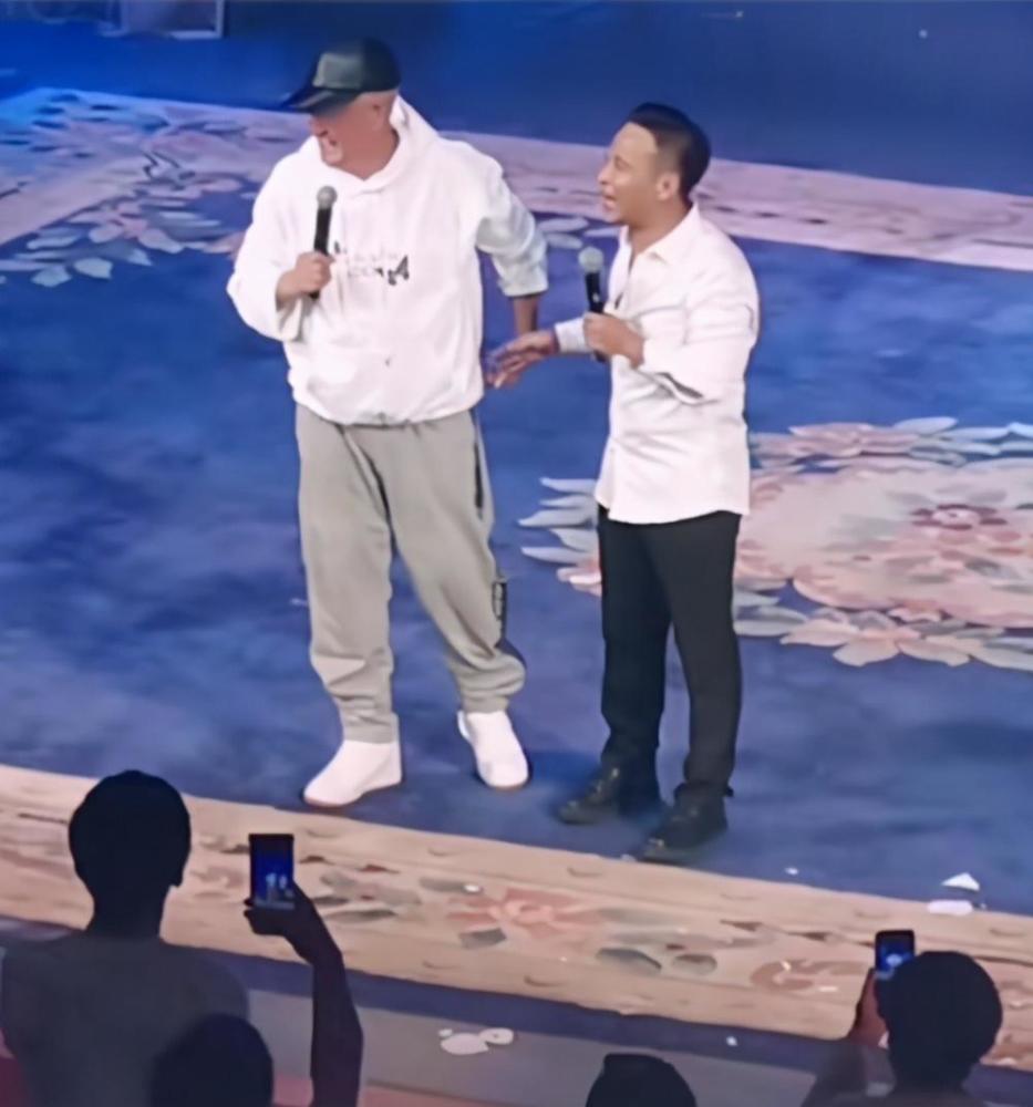 赵本山|赵本山被“女粉丝”拥抱强吻，徒弟粗暴扯头发，结局反转很意外