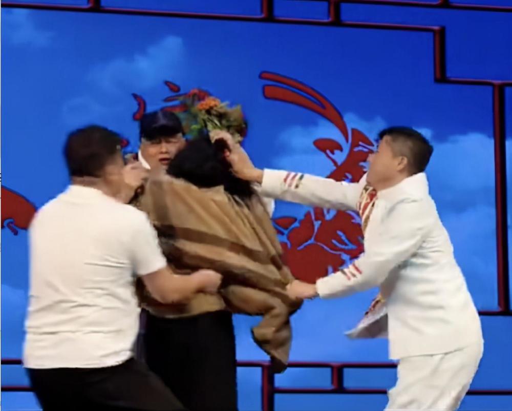 赵本山|赵本山被“女粉丝”拥抱强吻，徒弟粗暴扯头发，结局反转很意外