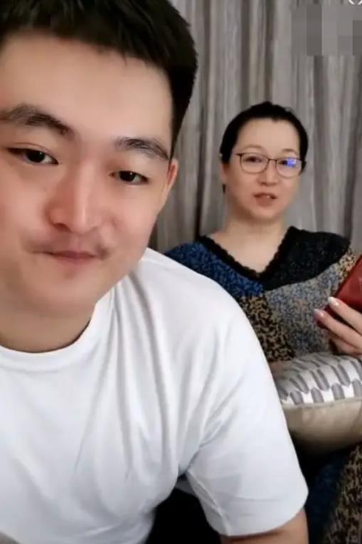 赵本山|赵本山被“女粉丝”拥抱强吻，徒弟粗暴扯头发，结局反转很意外