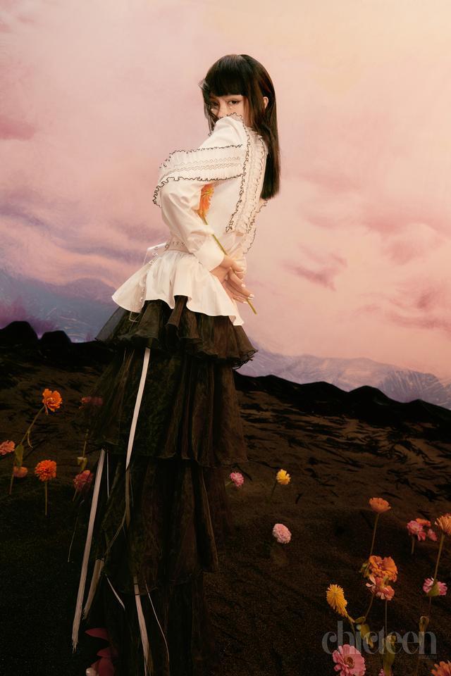 周扬青|周扬青再拍杂志写真，个性造型如童话公主，颜值与气质兼具