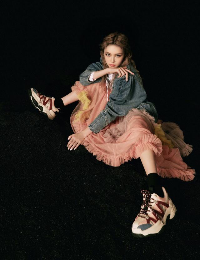 周扬青|周扬青再拍杂志写真，个性造型如童话公主，颜值与气质兼具