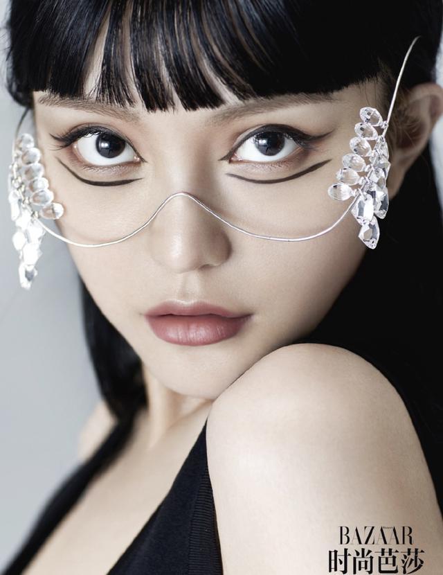 周扬青|周扬青再拍杂志写真，个性造型如童话公主，颜值与气质兼具