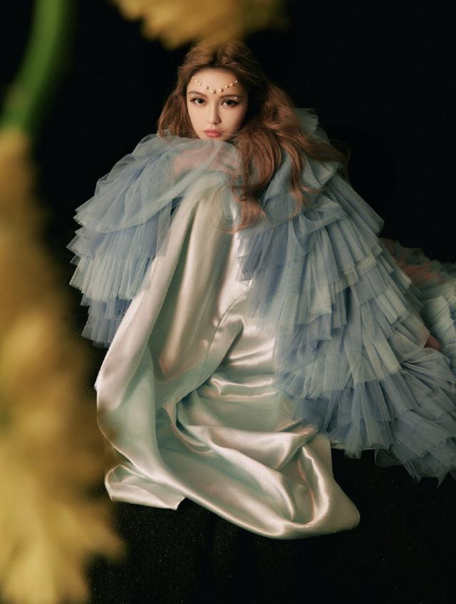 周扬青|周扬青再拍杂志写真，个性造型如童话公主，颜值与气质兼具