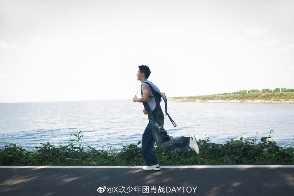 粉丝|肖战生日惹风波，粉丝聚众扰民、墙上涂鸦，合作品牌是始作俑者？