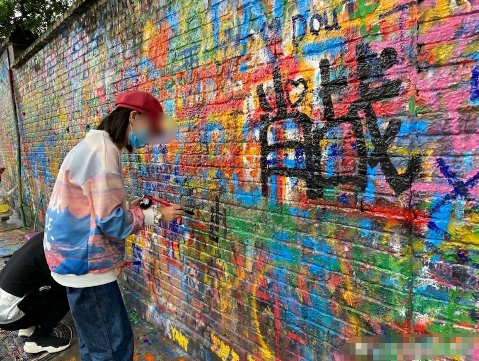 粉丝|肖战生日惹风波，粉丝聚众扰民、墙上涂鸦，合作品牌是始作俑者？