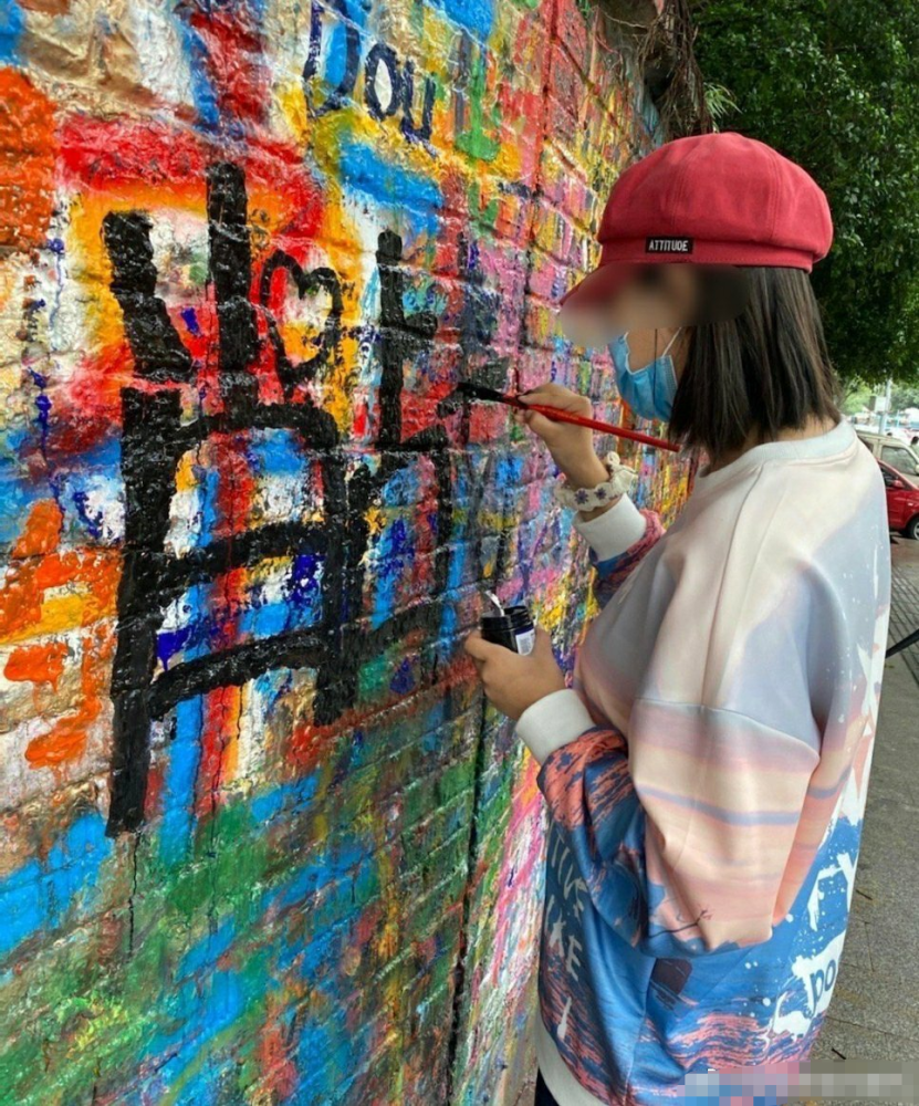 粉丝|肖战生日惹风波，粉丝聚众扰民、墙上涂鸦，合作品牌是始作俑者？