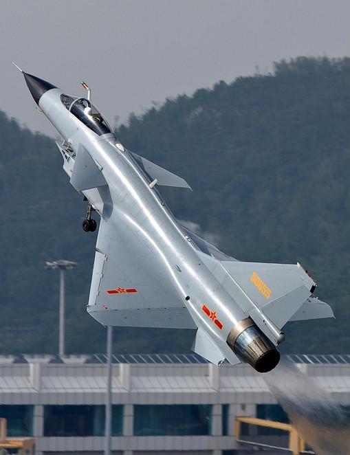 歼10战机有多大?把它和苏30放在一起比才明白,量级上的差距