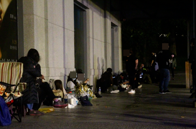 黄鸿升|黄鸿升追悼会现场 粉丝通宵排队守候 自费制作一千份追思物料