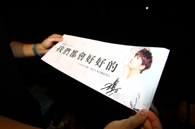 黄鸿升|黄鸿升追悼会现场 粉丝通宵排队守候 自费制作一千份追思物料