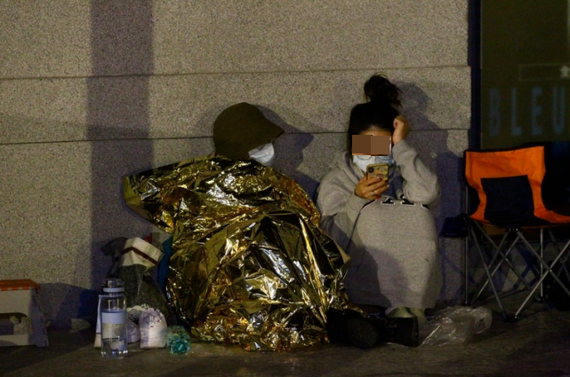 黄鸿升|黄鸿升追悼会现场 粉丝通宵排队守候 自费制作一千份追思物料