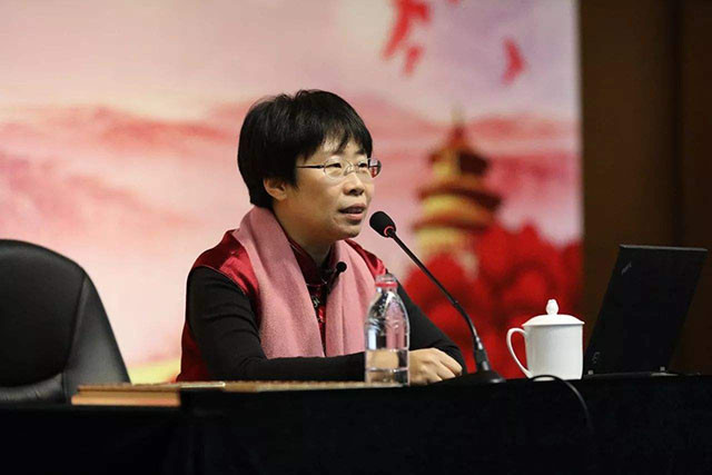 国学大师蒙曼,实力到底怎样?为何会在"诗词大会"上犯低级错误