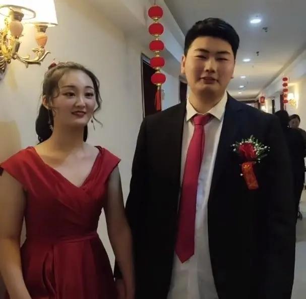 大衣哥兒媳婦不被看好,卸妝後氣場太強,兒子小偉駕馭不住