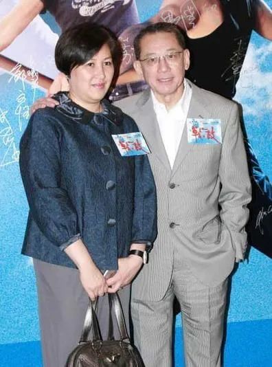 1985年,杨受成二婚娶了现在的妻子陆小曼,一改风流面貌,在婚后30多年