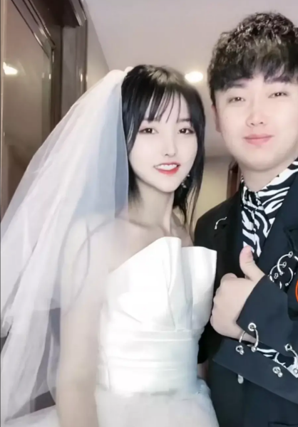 网红|四川第一网红求婚状况频发，小仙女表姐不同意，前女友哭着要复合