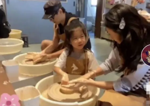 章子怡|汪峰夫妇带醒醒出游被偶遇，章子怡身材纤瘦，与老公并肩而行超甜