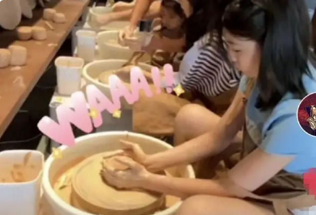 章子怡|汪峰夫妇带醒醒出游被偶遇，章子怡身材纤瘦，与老公并肩而行超甜