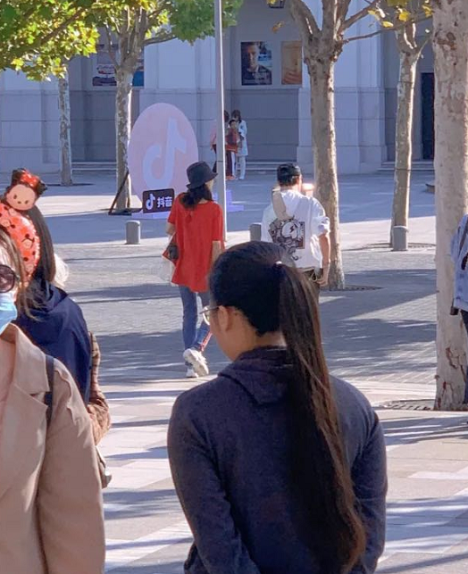 章子怡|汪峰夫妇带醒醒出游被偶遇，章子怡身材纤瘦，与老公并肩而行超甜