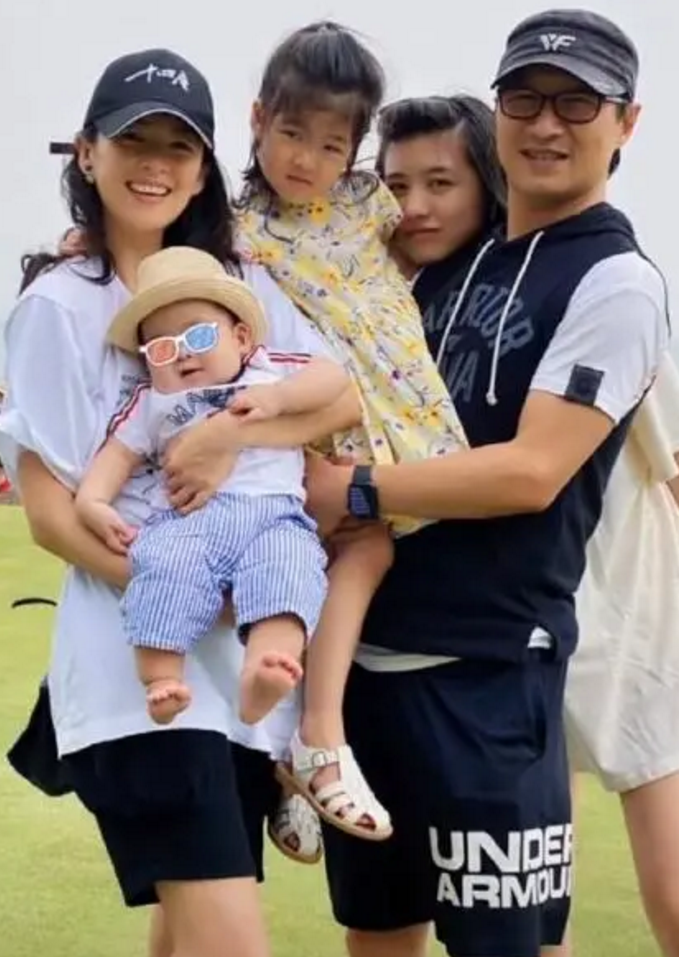 章子怡|汪峰夫妇带醒醒出游被偶遇，章子怡身材纤瘦，与老公并肩而行超甜