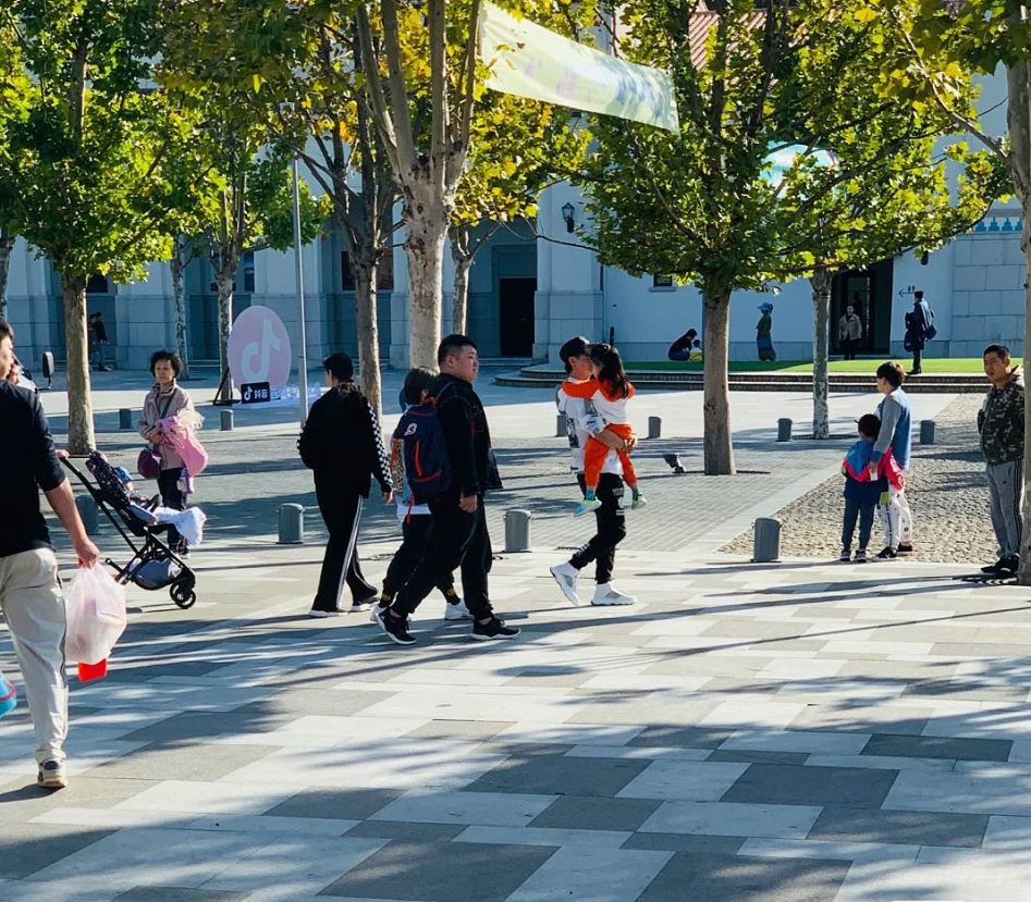 章子怡|汪峰夫妇带醒醒出游被偶遇，章子怡身材纤瘦，与老公并肩而行超甜