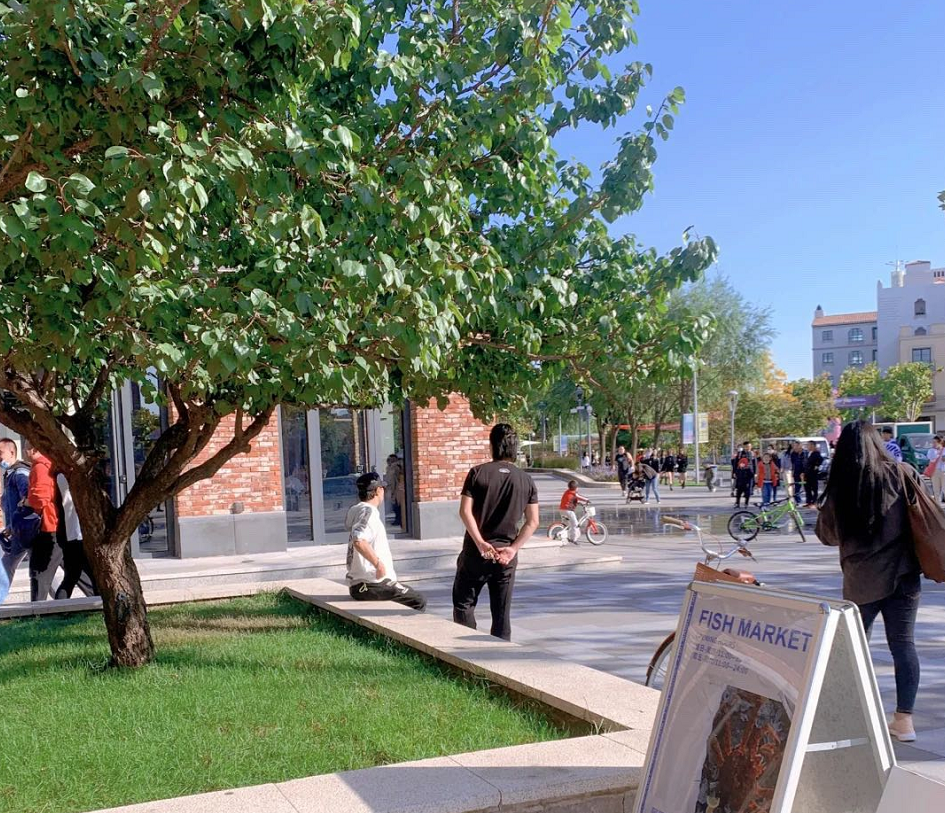 章子怡|汪峰夫妇带醒醒出游被偶遇，章子怡身材纤瘦，与老公并肩而行超甜