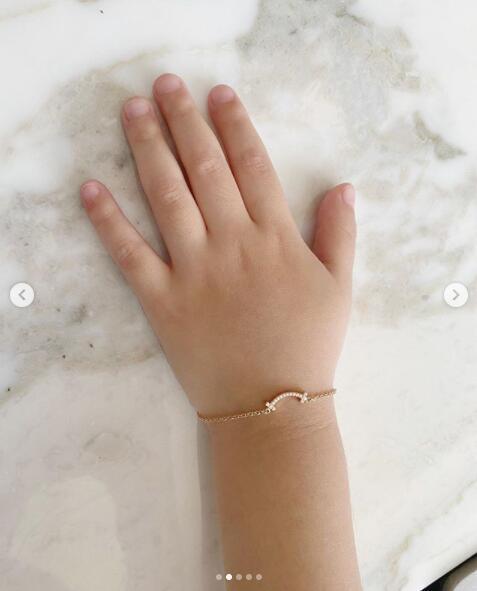 小海豚|林心如连晒三张与霍建华恩爱合照放闪，女儿小海豚带钻石手链出镜