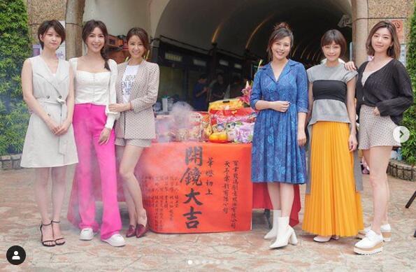 小海豚|林心如连晒三张与霍建华恩爱合照放闪，女儿小海豚带钻石手链出镜