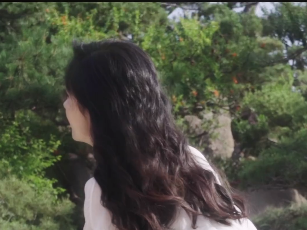 赵丽颖|赵丽颖拍绝美大片，大波浪长发飘飘凹造型侧颜优越，低眉浅笑姿态优雅