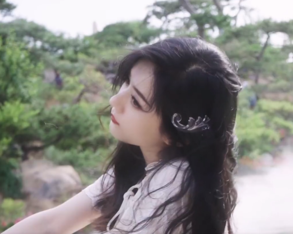 赵丽颖|赵丽颖拍绝美大片，大波浪长发飘飘凹造型侧颜优越，低眉浅笑姿态优雅