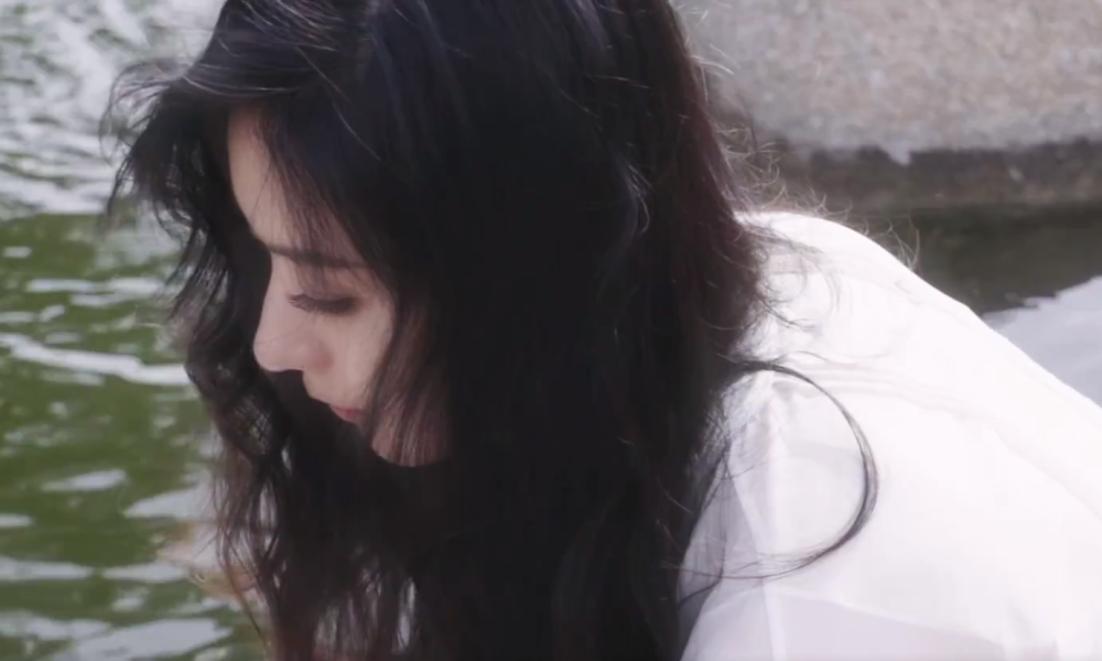 赵丽颖|赵丽颖拍绝美大片，大波浪长发飘飘凹造型侧颜优越，低眉浅笑姿态优雅