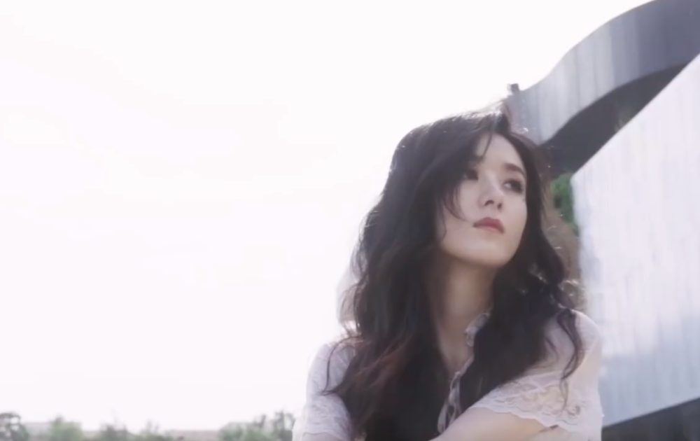 赵丽颖|赵丽颖拍绝美大片，大波浪长发飘飘凹造型侧颜优越，低眉浅笑姿态优雅