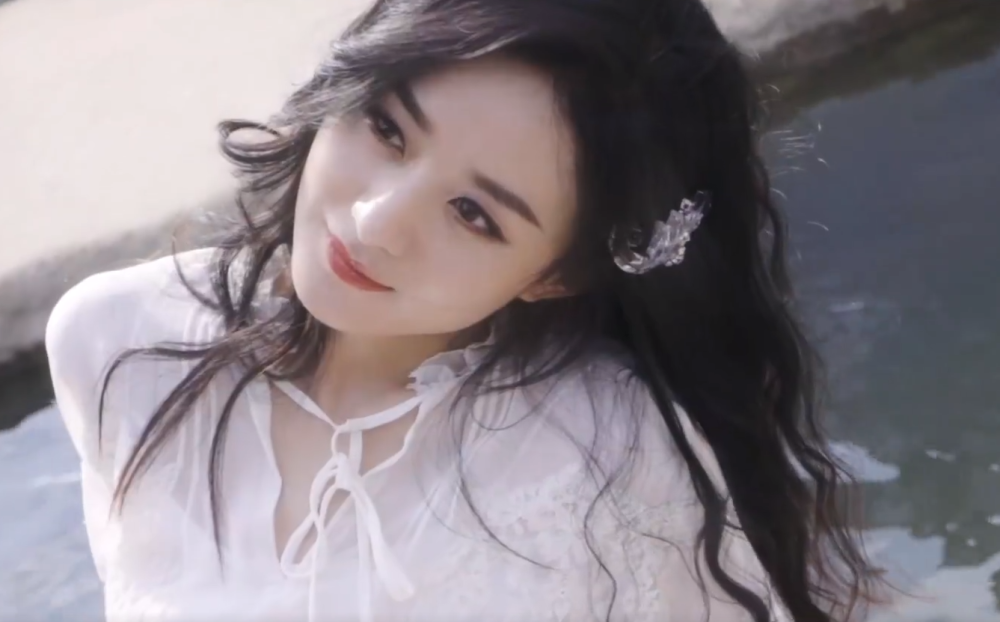 赵丽颖|赵丽颖拍绝美大片，大波浪长发飘飘凹造型侧颜优越，低眉浅笑姿态优雅