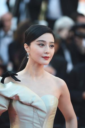 范冰冰|范冰冰复出之路再添阻碍！新作首款海报曝光，却因内含国旗惹争议