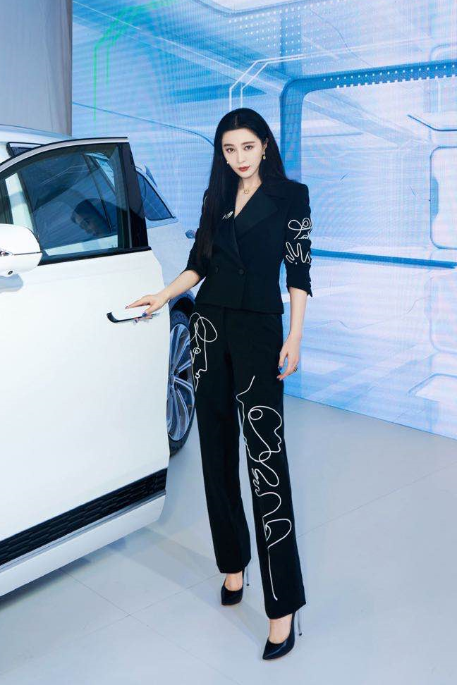 范冰冰|范冰冰复出之路再添阻碍！新作首款海报曝光，却因内含国旗惹争议