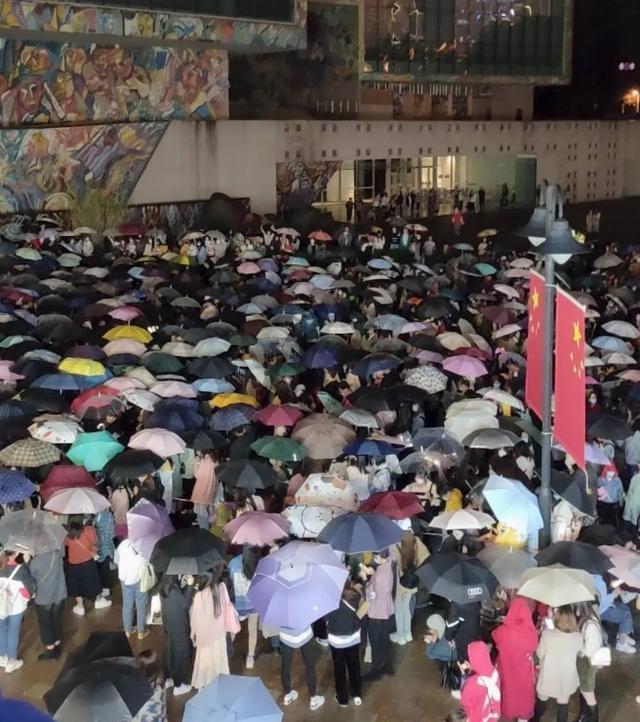 肖战|肖战粉丝又惹事？庆生惹全网暴骂：他到底是被黑，还是活该？